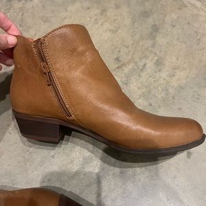 Woman’s Lucky Brand LP-Banterr Carmel Colored Leather Side Zip Booties. Size 9